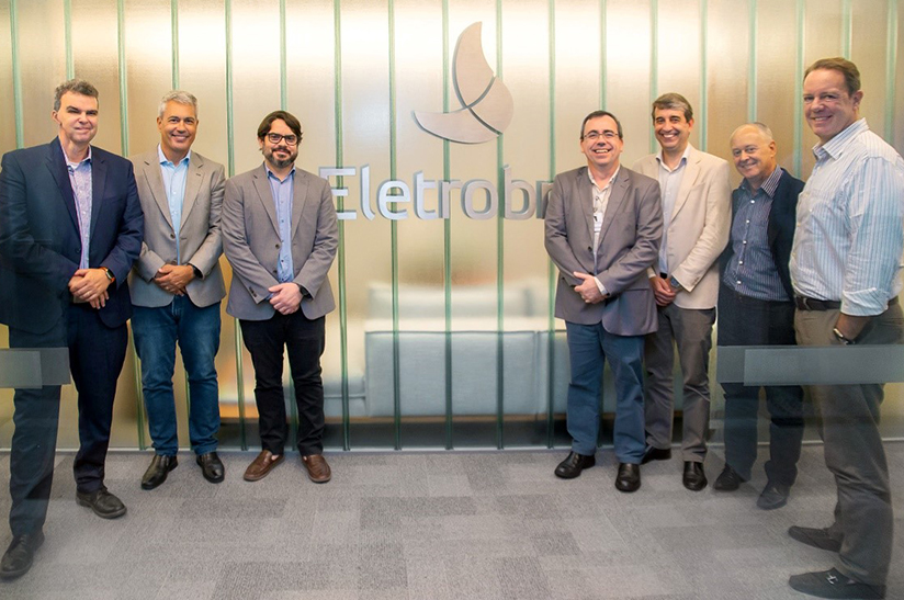 SMS Eletrobras_20240315 (web) Von links nach rechts: Walfrido Nascimento, Business Development, Paul Wurth Brasil; Paulo Pinheiro, Managing Director, Paul Wurth Brasil; Italo Freitas, Executive Vice President of Commercialization and Energy Solutions, Eletrobras; Victor Ricco, wasserstoffspeicheranlage-hamburger-wasserstoffverbund and E-Fuels Manager, Eletrobras; Renato Cabral, wasserstoffspeicheranlage-hamburger-wasserstoffverbund and E-Fuels Specialist, Eletrobras; Tompson Freitas, Business Development, Paul Wurth Brasil; Celso Concato Jr., Director of Relationship with Large Customers, Eletrobras