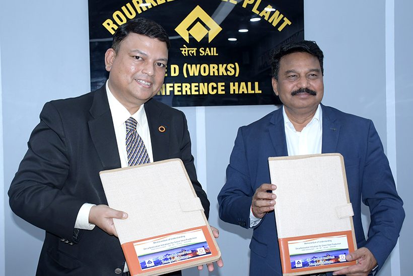 Biswadeep Bhattacharjee, Vice President of Sales und Head of Green Steel India bei Primetals Technologies, und Sharad Raghunath Suryawanshi, Executive Director (Works) im SAIL-stahlwerk-szene-transformationsgipfel-aufruf Rourkela, während der Vertragsunterzeichnung.