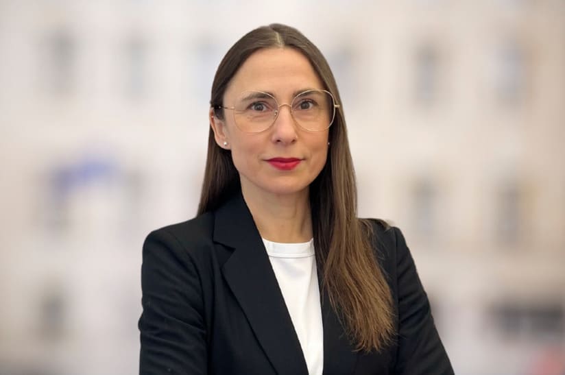 Das Bild zeigt das Porträt einer Frau im Business-Outfit. Es handelt sich dabei um Susan Saß als neue Pressesprecherin der WV Stahl.