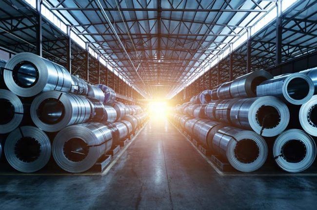 Coils aus gewalztem Stahl – auch der Edelstahlhandel lagert seine Produkte in Hallen