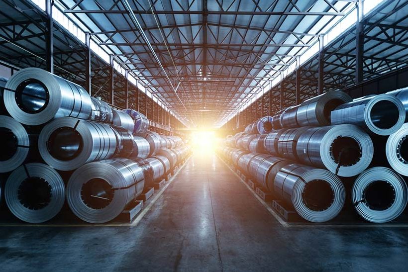 Coils aus gewalztem Stahl – auch der Edelstahlhandel lagert seine Produkte in Hallen