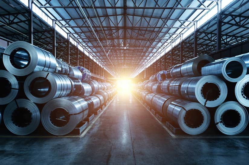 Coils aus gewalztem Stahl – auch der Edelstahlhandel lagert seine Produkte in Hallen