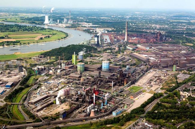Luftansicht von Thyssenkrupp Steel. EP Corporate soll Anteilseigner werden. Das im Oktober 2024 vorgestellte Sanierungskonzept ist ein Paukenschlag. Thyssenkrupp Steel verlässt zudem die Wirtschaftsvereinigung Stahl, wie im Herbst 2025 bekannt wird.