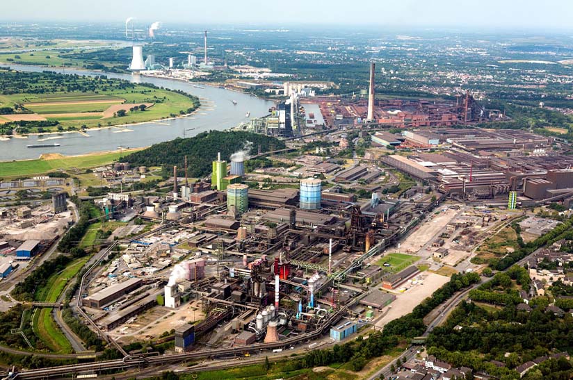 Luftansicht von Thyssenkrupp Steel. EP Corporate soll Anteilseigner werden. Das im Oktober 2024 vorgestellte Sanierungskonzept ist ein Paukenschlag. Thyssenkrupp Steel verlässt zudem die Wirtschaftsvereinigung Stahl, wie im Herbst 2025 bekannt wird.