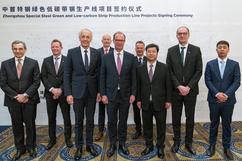 Vertreter von Zhongshou Special Steel Group und Primetals Technologies bei der Unterzeichnungszeremonie in Wien.