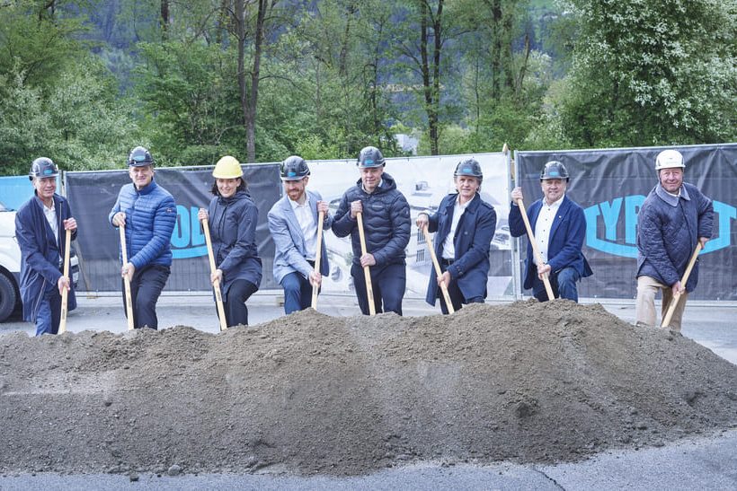 vlnr: Peter Dollinger (CFO Tyrolit Group), Thomas Frieß (CEO Tyrolit Group), Barbara Thaler (Präsidentin der Wirtschaftskammer Tirol), Mario Nairz (Leiter Werk 5 in StansTyrolit), Matthias Kuprian (Tyrolit Vorstand für Metal Industries), Robert Kelca (ATP architekten ingenieure), Franz Fröschl (Fröschl)