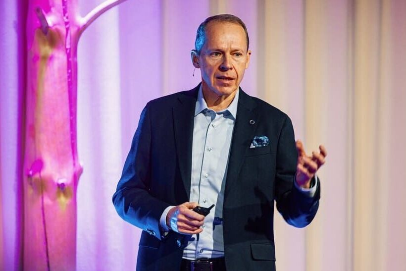 Das Bild zeigt den CEO von Outokumpu, Heikki Malinen, bei einem vortrag auf einer Bühne.