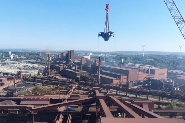 Bei Salzgitter wurde der Hochofen A von SMS group modernisiert. Das Bild zeigt den Hebevorgang von Schlüsselkomponenten des BLT-Systems.