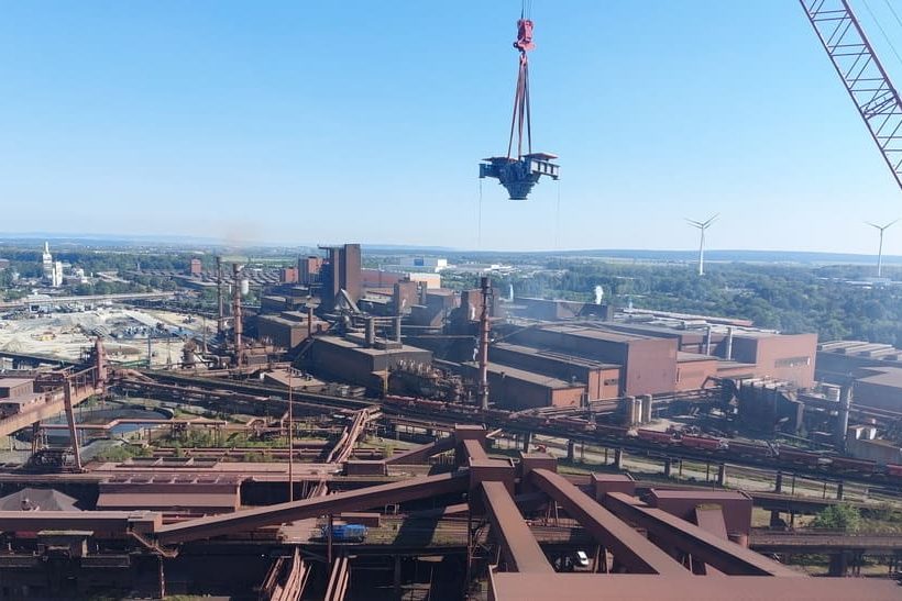 Bei Salzgitter wurde der Hochofen A von SMS group modernisiert. Das Bild zeigt den Hebevorgang von Schlüsselkomponenten des BLT-Systems.
