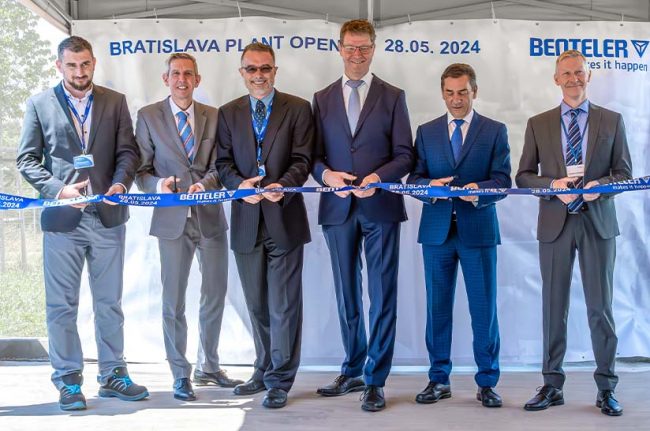 Vertreter der Benteler Gruppe bei der Eröffnung des neuen Standorts in Bratislava