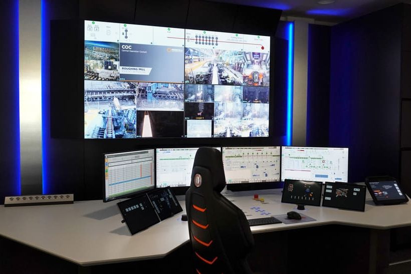 Das Central Operation Cockpit (COC) von Primetals Technologies ist ein bahnbrechendes Konzept, das es einem einzigen Bediener ermöglicht, eine gesamte Anlage zu steuern.