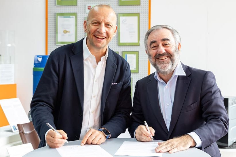 CO2-reduzierter Stahl geht von Salzgitter Flachstahl an Gestamp. Das Bild zeigt zwei Männer bei der Vertragsunterzeichnung (von links): Phillip Meiser, Vertriebsdirektor (Salzgitter Flachstahl) und Javier Imaz, Purchasing & Capex Corporate Director (Gestamp).