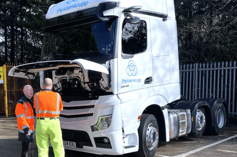 HVO_powered_trucks_thyssenkrupp_Materials_UK(web) Das Bild zeigt einen Truck von Thyssenkrupp Materials Services, der mit Pflanzenöl angetrieben wird.