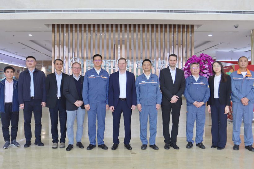 Vertreter von Primetals Technologies und Baosteel Zhanjiang bei der Unterzeichnungszeremonie.