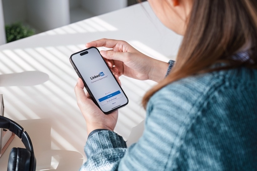 Chiangmai,,Thailand,-,Aug,18,2023,:,A,Women,Holds,Apple LinkedIn müsste häufiger von Geschäftsleitern genutzt werden, so eine Studie.