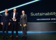 Oliver Blume, Vorstandsvorsitzender des Volkswagen Konzerns (links), und Michael Bäcker, Leiter Konzern Beschaffung Metall (rechts), überreichten die Auszeichnungen in der Kategorie „Sustainability“ an Gunnar Groebler, den Vorstandsvorsitzenden der Salzgitter AG (Mitte).