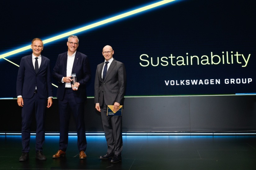 OBlume_group_award_24_VW_web Oliver Blume, Vorstandsvorsitzender des Volkswagen Konzerns (links), und Michael Bäcker, Leiter Konzern Beschaffung Metall (rechts), überreichten die Auszeichnungen in der Kategorie „Sustainability“ an Gunnar Groebler, den Vorstandsvorsitzenden der Salzgitter AG (Mitte).