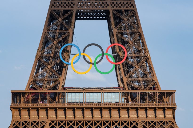 Das Bild vereinte ikonische Symbole: Olympische Ringe am Eiffelturm Paris. Hersteller der Ringe ist ArcelorMittal.