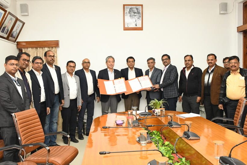 Vertreter von SAIL IISCO und Primetals Technologies bei der Vertragsunterzeichnungszeremonie.