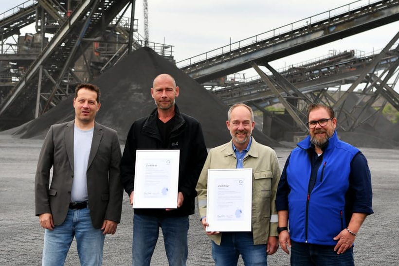Auf dem Bild zu sehen (v. l. n. r.): Derik Demond, Leiter Verkehrsbaulabor des FEhS – Institut für Baustoff Forschung e.V.; Ricci Hoffmann, Leiter Servicecenter Schlackenaufbereitung Brandenburg und Hennigsdorf von thyssenkrupp MillServices & Systems; Dr. Michael Dohlen, Leiter Forschung & Entwicklung / Qualitätssicherung bei thyssenkrupp MillServices & Systems; Thomas Fischer, Geschäftsführer Qualitätssicherung Sekundärbaustoffe GmbH (QUBA)
