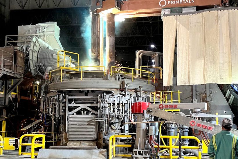 Der 118-Tonnen-EAF von NLMK Indiana, der von Primetals Technologies überarbeitet wurde, bei der ersten Schmelze.