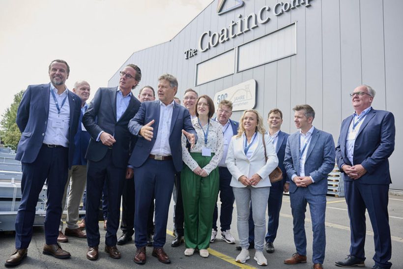 Robert Habeck mit Mittelstandsvertretern vor einer Werkshalle der Coatinc Company