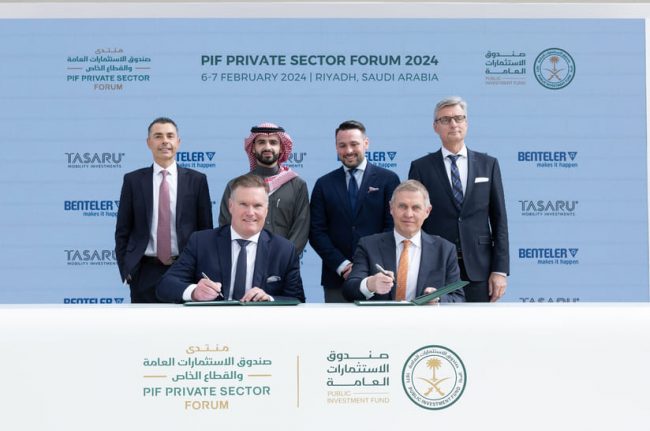 Bereits im Februar 2024 unterzeichneten BENTELER und TASARU in Riad eine Vereinbarung über die künftige Partnerschaft. [Hinten im Bild (von links): Joseph Kirikian (Chief Investment Officer TASARU), Muhammad AlShiha (Deputy Chairman Board of Directors TASARU), Dr. Tobias Braun (Chief Financial Officer BENTELER Gruppe), Dr. Henning von Watzdorf (Chief Executive Officer HOLON). Vorne im Bild (von links): Michael Müller (Chief Executive Officer TASARU), Ralf Göttel (Chief Executive Officer BENTELER Gruppe)]