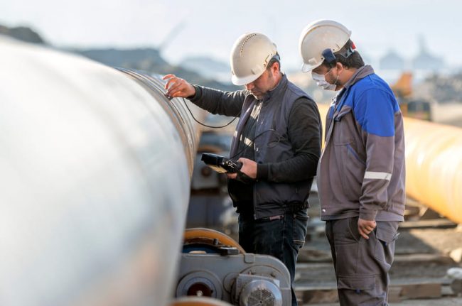 shutterstock_1841713135_(web) Auf der Tagung Werkstoffprüfung 2024 geht es um die Prüfung von Werkstoffen, wie hier beispielhaft zwei Ingenieure an der Schweißnaht einer Pipeline zeigen.