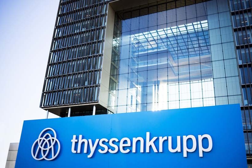 Firmenlogo vor der Thyssenkrupp-Zentrale in Essen, Deutschland