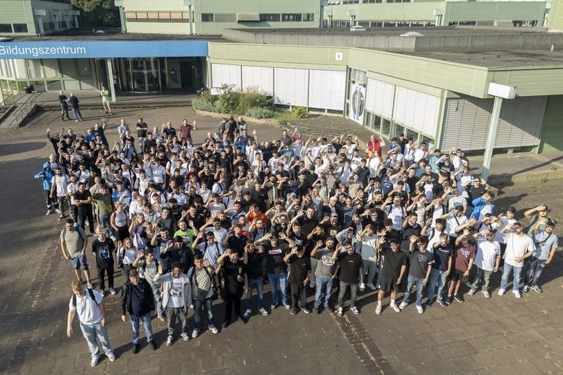 Die Stahl-Ausbildungsplätze bei Thyssenkrupp Steel Europe sind auch in diesem Jahr wieder gefragt. Insgesamt 6.863 Bewerber hat das Unternehmen gezählt – 343 von ihnen haben einen Ausbildungsvertrag erhalten.