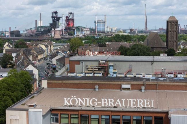 Duisburger Traditionsunternehmen in guter Nachbarschaft: Die König-Brauerei (im Vordergrund) und thyssenkrupp Steel (im Hintergrund)