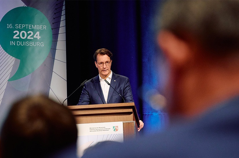 NRW-Ministerpräsident Hendrik Wüst beim Nationalen Stahlgipfel in Duisburg