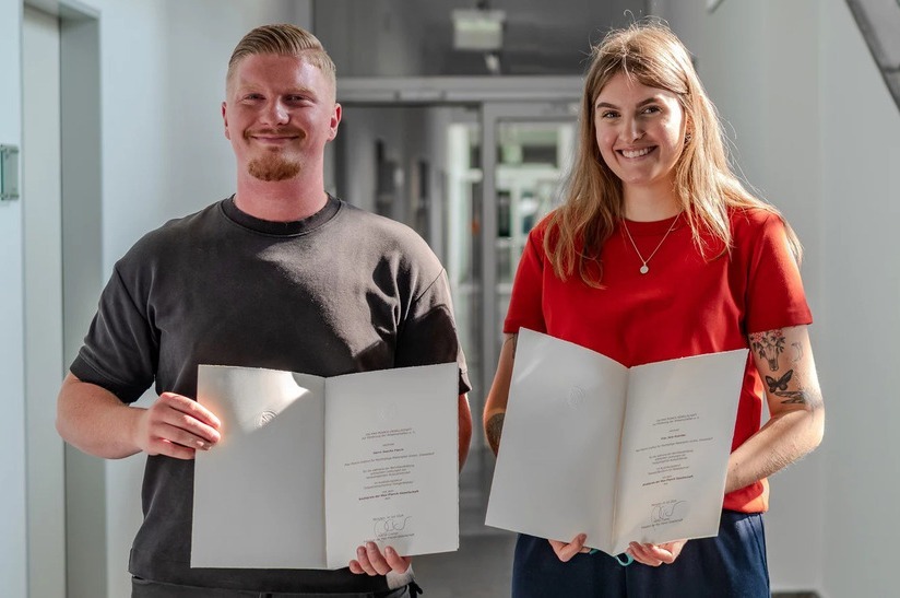 MPI-SusMat-Azubis Das Bild zeigt die beiden Azubis Sascha Flaum (links) und Jana Kuschke am MPI SusMat, die den Düsseldorfer gewinnen Max-Planck-Ausbildungspreis 2024 gewonnen haben.