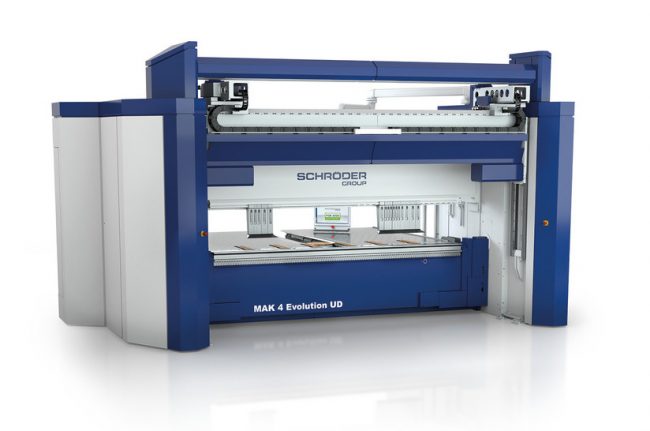 Highlight auf der EuroBLECH 2024: MAK 4 Evolution UD mit Robotermodul in der Steuerung.