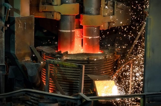 Elektrolichtbogen im Einsatz. Die deutsche Stahlindustrie positioniert sich zur umstrittenen Netzanschlussregel VDE-AR-N 4130