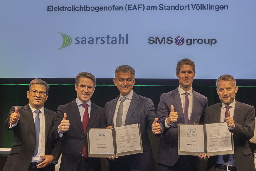 Vertreter von Stahl-Holding Saar und SMS group nach Unterzeichnung des EAF-Liefervertrags