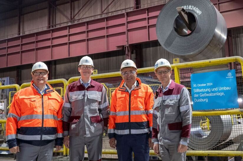Außerbetriebnahme der Gießwalzanlage bei Thyssenkrupp Steel für Umbau und Modernisierung in Bruckhausen. Von links nach rechts: Andy Rohe (Leitung Downstream Operations), Dennis Grimm ( Sprecher des Vorstands), Ali Güzel (Betriebsratsvorsitzender Thyssenkrupp Steel), Michael Bössler (Leitung GWA)