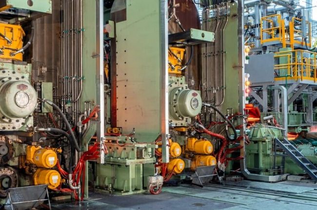 Das Bild zeigt das Beispiel eines modernen zweigerüstigen Steckelwalzwerks mit Steckelofen. Nucor Steel hat sich jetzt ein Steckelwalzwerk bei der SM group bestellt.