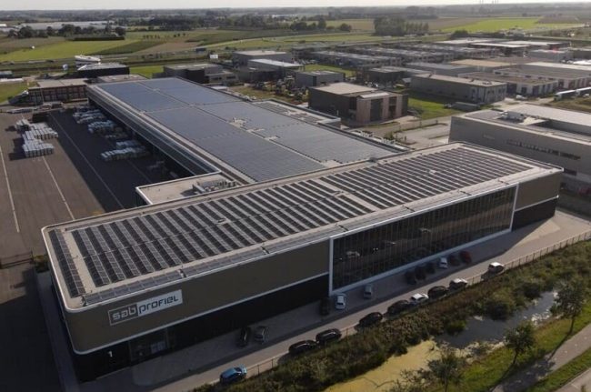 Das Foto zeigt den Standort Geldermalsen ('SAB-profiel') von Tata Steel Nederland. Dieser ist nun klimaneutral. Auf dem Dach sind Solarzellen zu sehen.