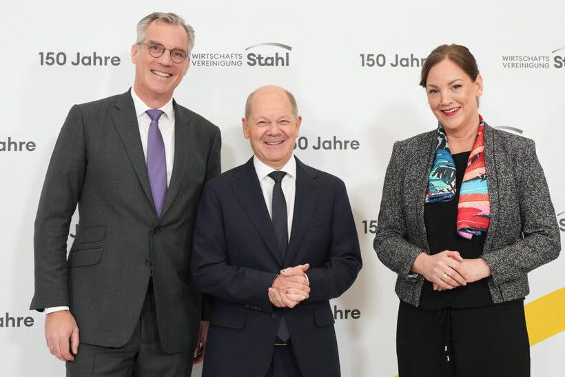 offizielles Foto zum Festakt (v.l.): Gunnar Groebler, Präsident der Wirtschaftsvereinigung Stahl, Bundeskanzler Olaf Scholz, Kerstin Maria Rippel, Hauptgeschäftsführerin der WV Stahl