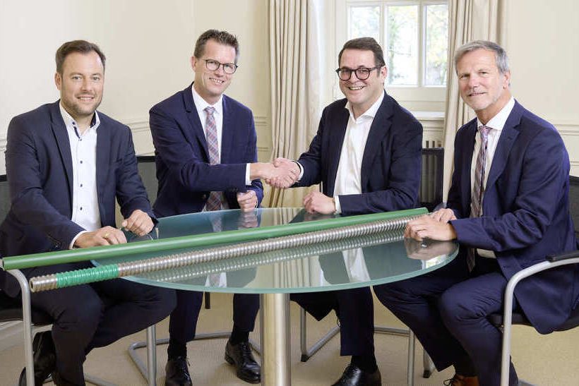 Haben sich darauf geeinigt, CliMore-Rohre für Mikropfähle einzusetzen (v.l.n.r.): Dennis Pospischil (BENTELER Steel/Tube), Björn Ischebeck, Ralph Mathis (BENTELER Steel/Tube), Uwe Nieselt (Ischebeck).