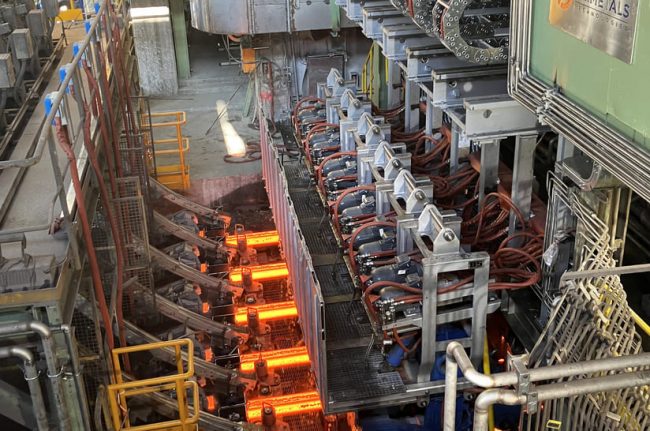 Die modernisierte 6-strangige Knüppelgießanlage von Primetals Technologies am Standort des italienischen Stahlherstellers Feralpi in Lonato del Garda, Italien.