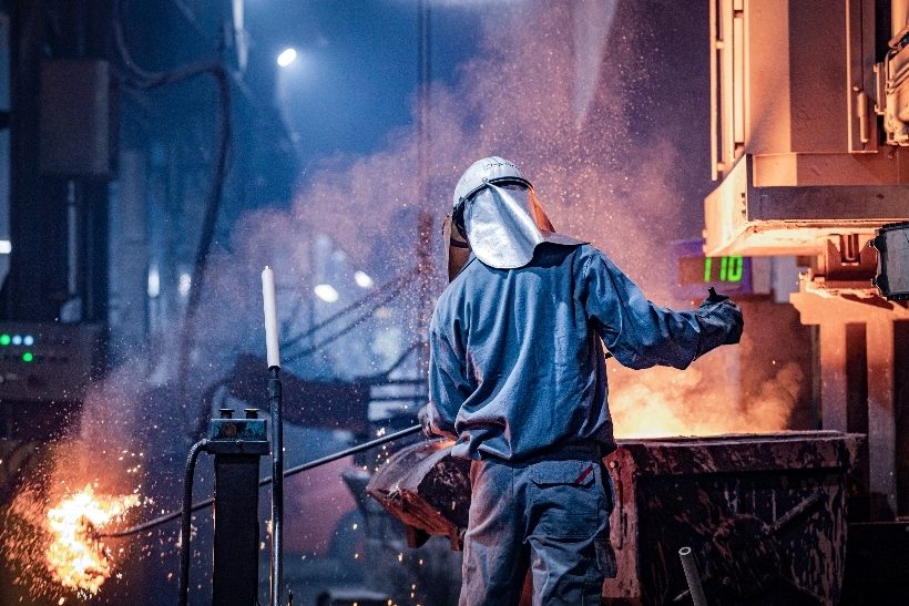 Die GMH Gruppe trent sich von Harz Guss Zorge. Das Bild zeigt einen Arbeiter im Werk.