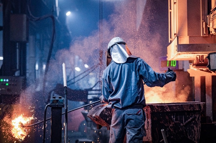 Die GMH Gruppe trent sich von Harz Guss Zorge. Das Bild zeigt einen Arbeiter im Werk.
