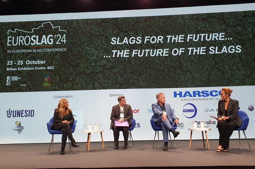Gesprächsrunde auf der Euroslag 2024 in Bilbao: Anna Sokol (FEhS-Institut), Jérémie Domas (CTPL), Volkert Feldrappe (FEhS-Institut), Moderatorin Maitena Salinas