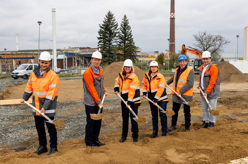 Auf dem Bild ist der symbolische erste Spatenstich für das neue Ausbildungs- und Kommunikationszentrum zu sehen. Von links nach rechts sind folgende Personen abgebildet: Thorsten Gintaut (Geschäftsfürung Ilsenburger Grobblech GmbH), Dr. Robert Kühn (Vorsitzender Geschäftsführung ILG), Beatrice Fiege (Personalgeschäftsführin ILG), Birgit Dietze (Mitglied des Vorstandes Salzgitter AG), Denis Loeffke (Bürgermeister Stadt Ilsenburg), Mike Schneevoigt (Betriebsratsvorsitzender ILG).