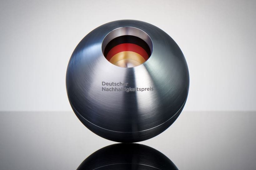 Deutscher Nachhaltigskeitspreis 2024: Die Sieger erhalten die abgebildete Skultpur aus Stahl.