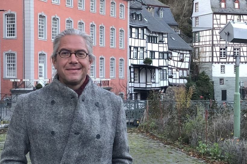 Das Bild zeigt Steffen Kopetzky in Monschau. Er hat 2024 den Stahl-Literaturpreis der Stahlstiftung Eisenhüttenstadt erhalten.
