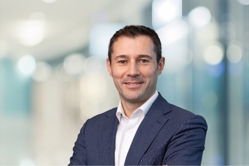 Das Bild zeigt ein Porträt von Tobias Trautmann. Er ist neuer Geschäftsführer von Vollmer Werke Maschinenfabrik. Der Hintergrund ist unscharf.