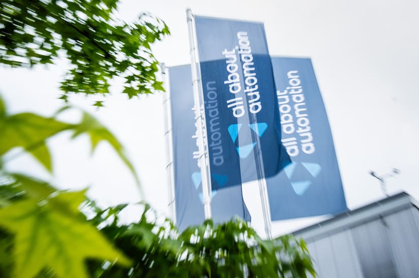 Das Bild zeigt drei Flaggen der Fachmessereihe all about automation, die von der Easyfairs GmbHausgerichtet wird.